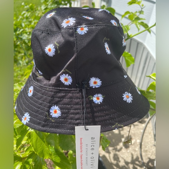 ALICE + OLIVIA Reversible Daisy Bucket Hat - Picture 12 of 12